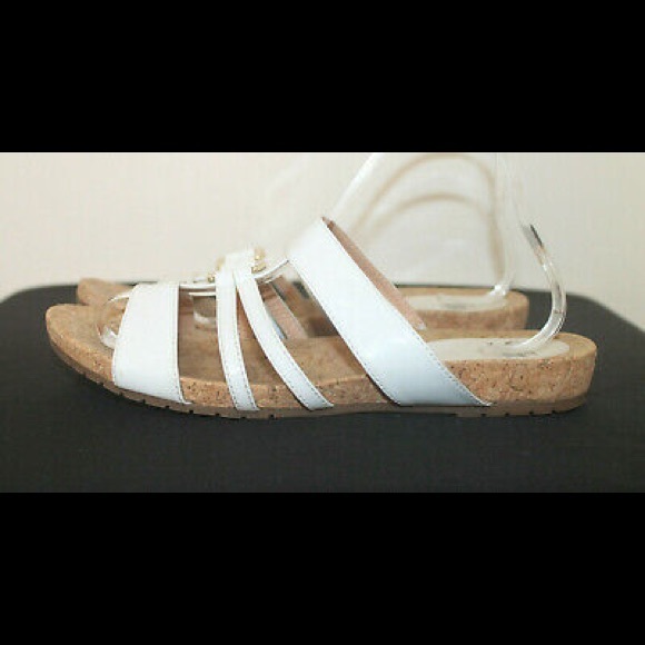 BRAND NEW white Sofft sandals - Picture 3 of 5